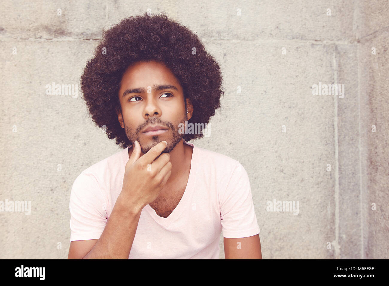 African American hipster uomo risolvendo il problema all'aperto in vintage look rétro Foto Stock