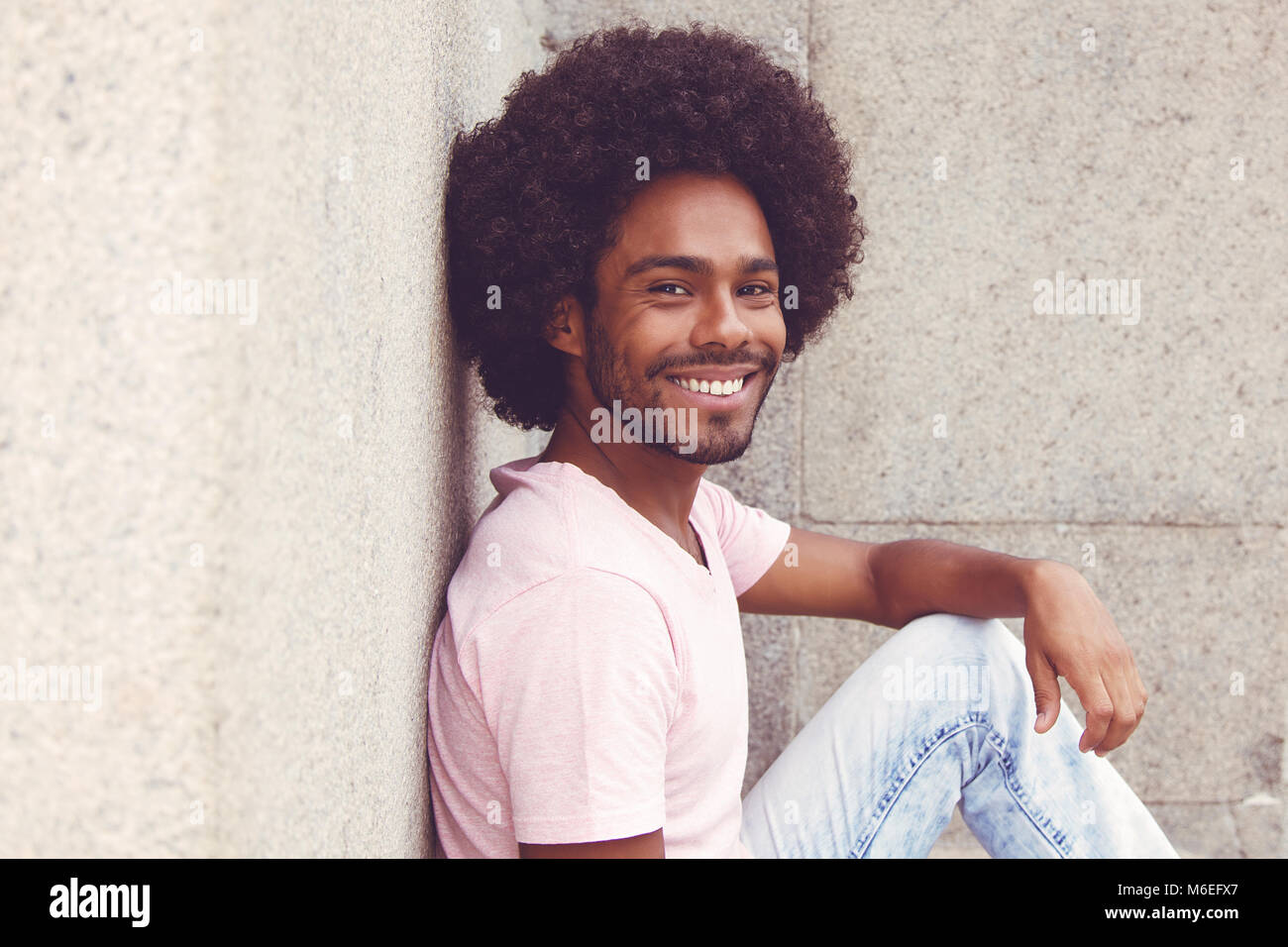 African American hipster uomo guardando la fotocamera all'aperto in vintage look rétro Foto Stock