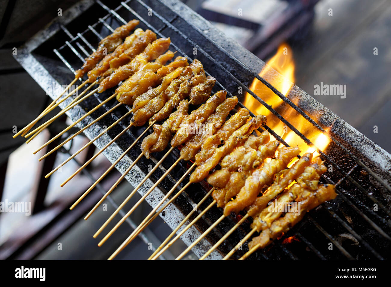 Pollo alla griglia Satay con fiamma e fumo Foto Stock