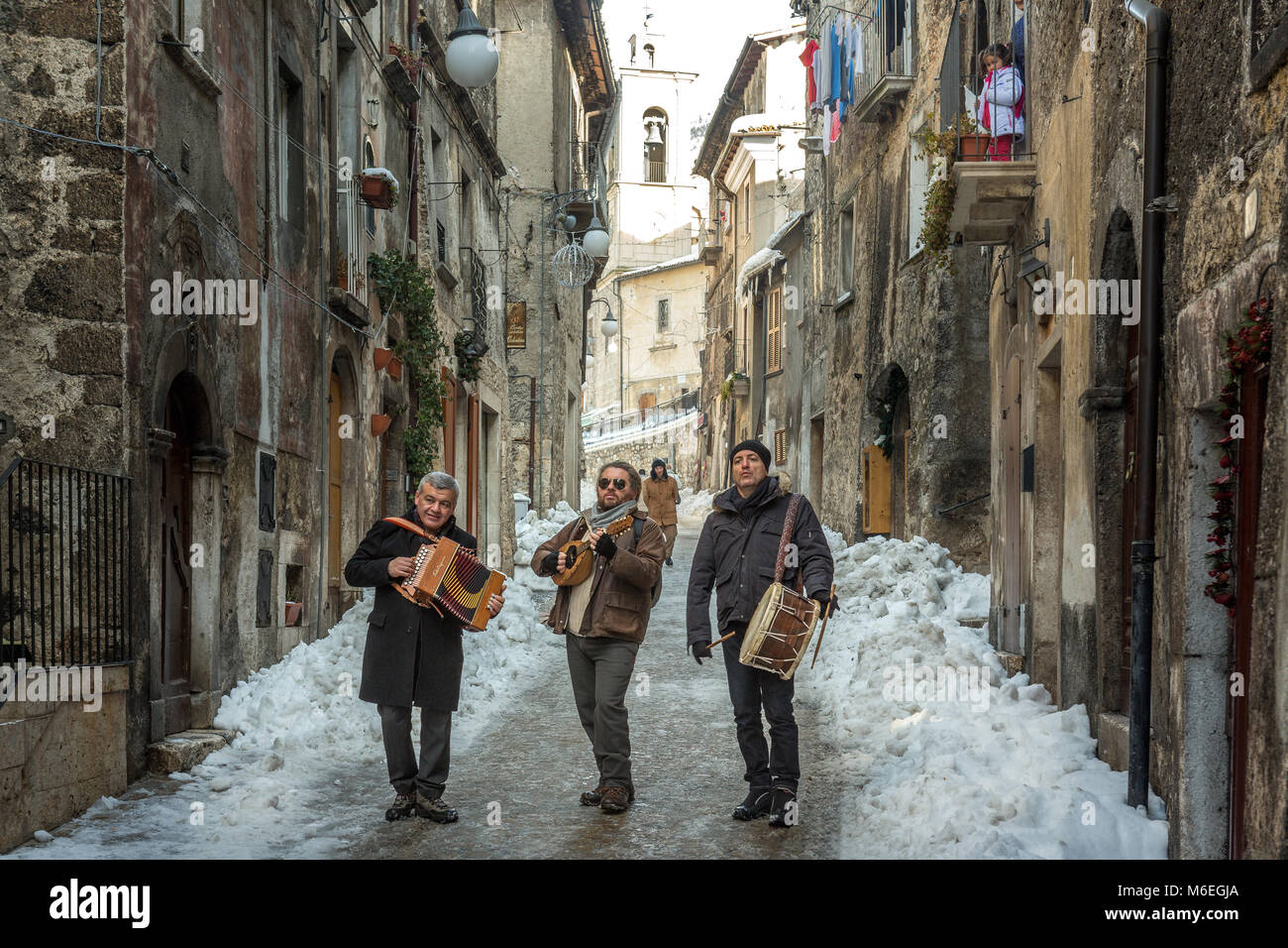 Scanno, musicisti di strada con il bambino sul balcone Foto Stock