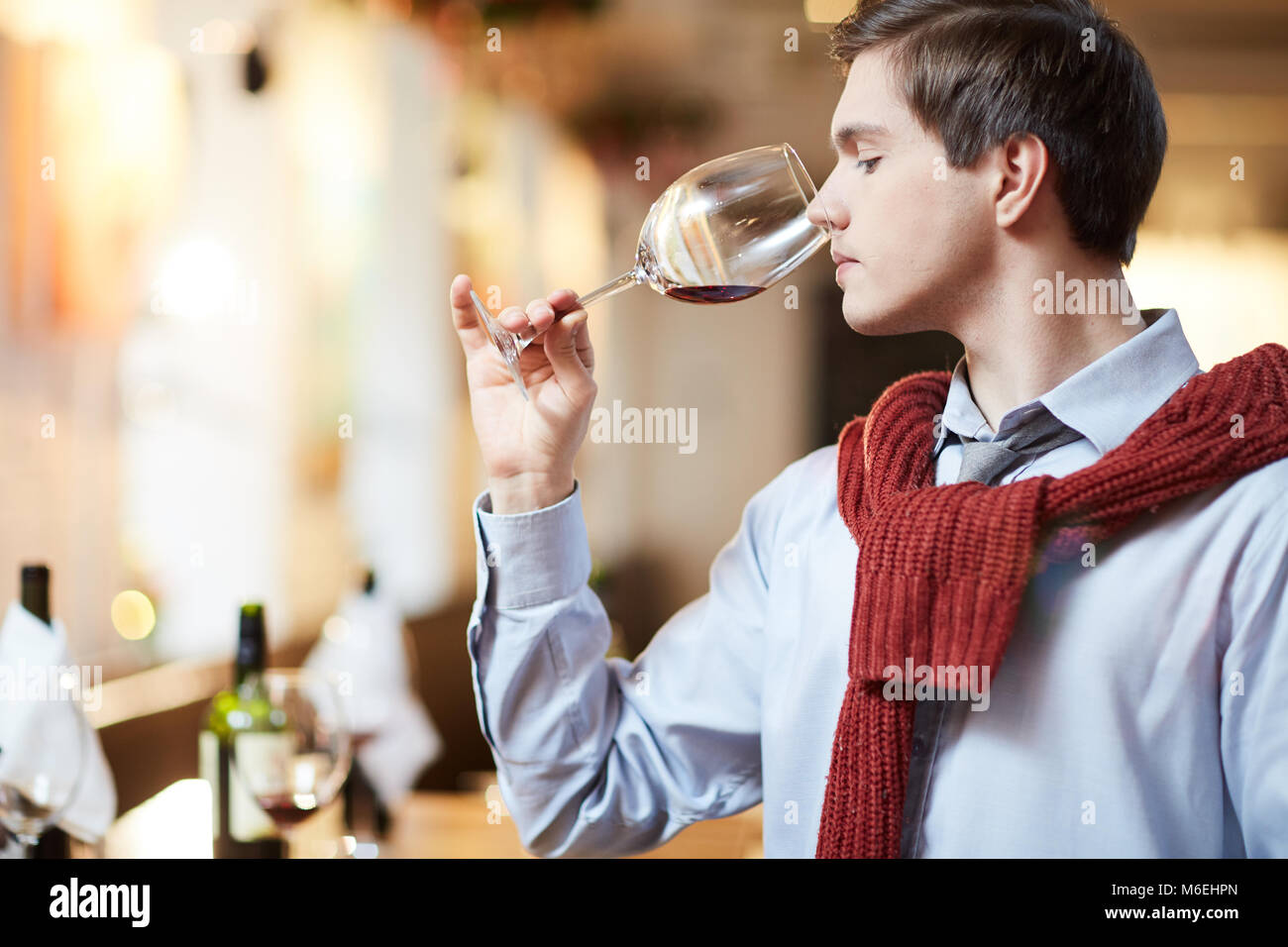 Bere vino Foto Stock