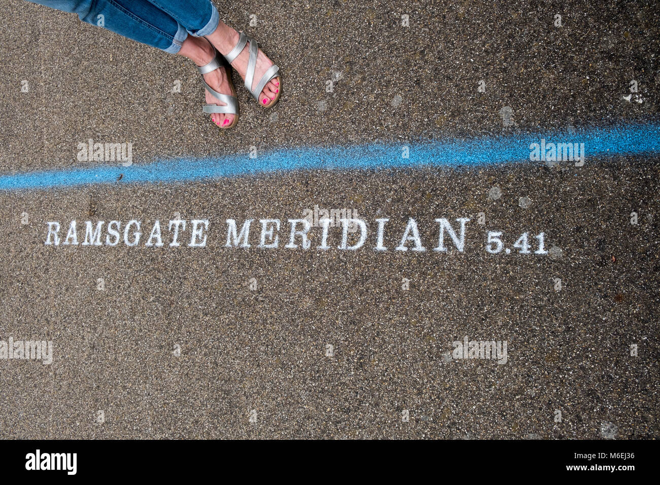 Per il 2017 Ramsgate Festival artista Theresa Smith, celebra la città ha la sua propria linea meridiana - 5 minuti e 41 secondi avanti rispetto al meridiano di Greenwich. Foto Stock