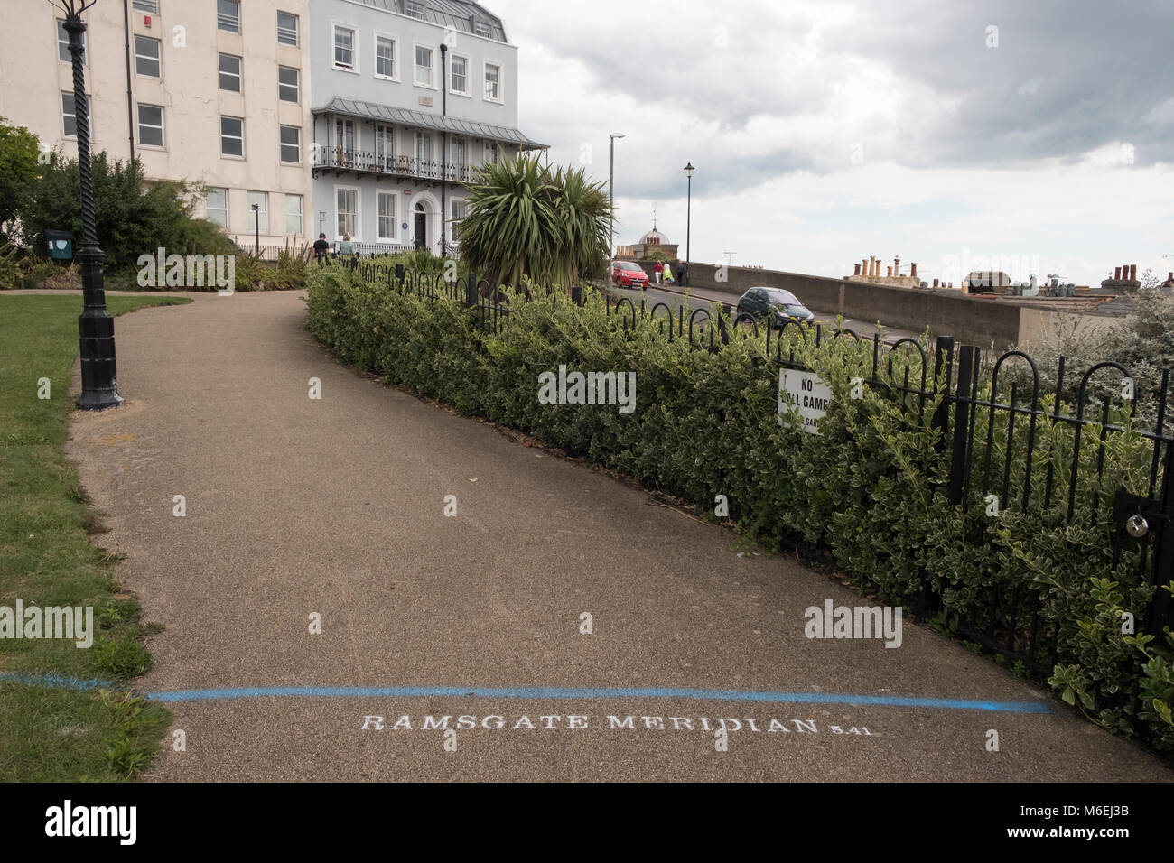 Per il 2017 Ramsgate Festival artista Theresa Smith, celebra la città ha la sua propria linea meridiana - 5 minuti e 41 secondi avanti rispetto al meridiano di Greenwich. Foto Stock