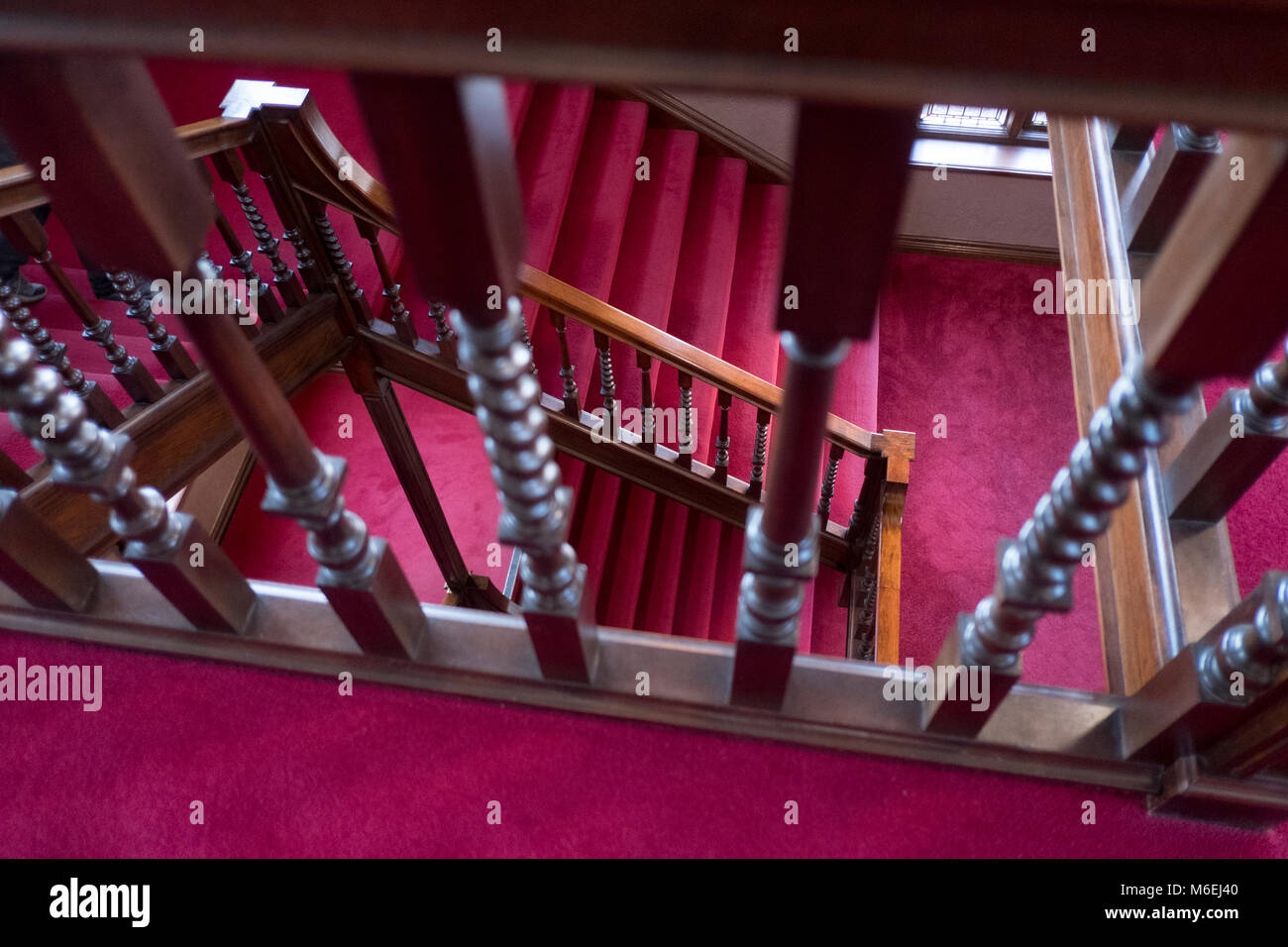 Victorian scale in legno con un luminoso tappeto rosso, Ramsgate. Foto Stock
