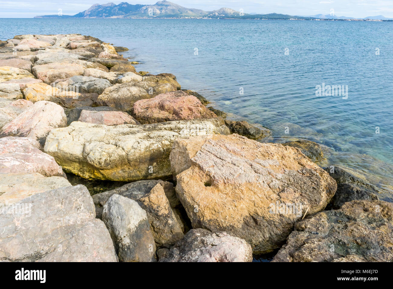 Rocce dal Mare Mediterraneo sull'isola di Mallorca in Spagna Foto Stock