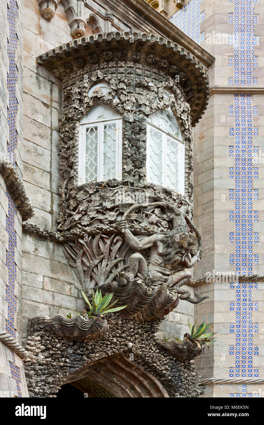 Progettazione di dettaglio e scultura di Newt (mitica creatura) sopra la porta di ingresso per la pena Palazzo Nazionale di Sintra (Palacio Nacional da Pena), Lisbo Foto Stock