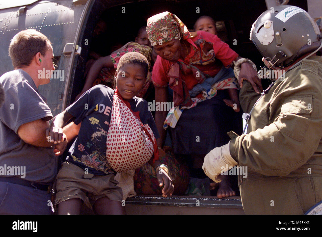 Inondazioni in Mozambico, marzo 2000; le persone soccorse esegui per sicurezza dopo un sudafricano elicottero scende su terra alta vicino a Chibuto, provincia di Gaza. Foto Stock