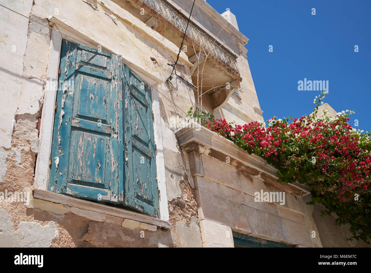 Weathered persiane alle finestre di una casa di Ermoupoli, Syros (aka churba o Syra), Cicladi Grecia. Foto Stock