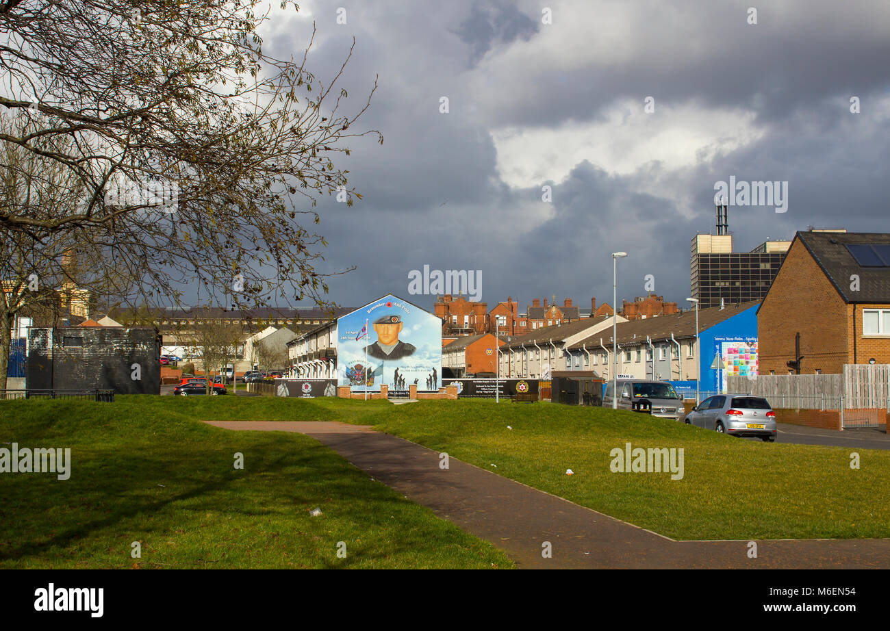 Belfast Irlanda del Nord la street art pitture murali in Martello area del Shankhill e Crumlin strade con il loro tessuto sociale e slogan politici Foto Stock