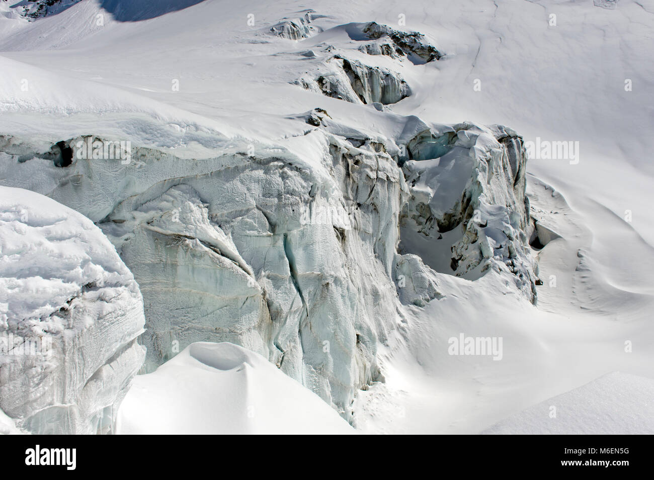 Seracchi da aggirare sul ghiacciaio Langgletscher, Loetschental, Vallese, Svizzera Foto Stock