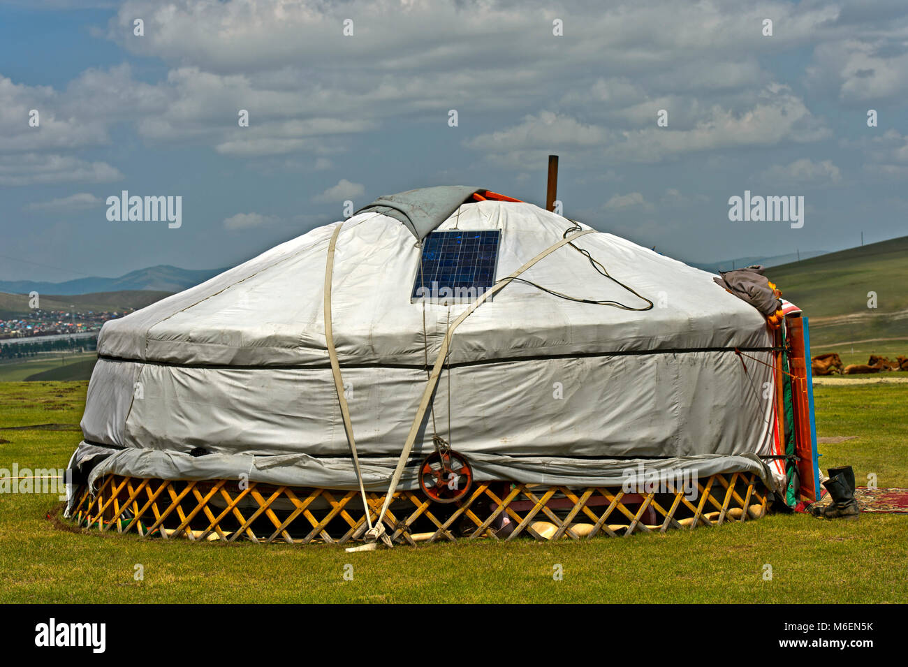 Yurta con pannello solare e una parabola satellitare in der steppa vicino Erdenet, Mongolia Foto Stock