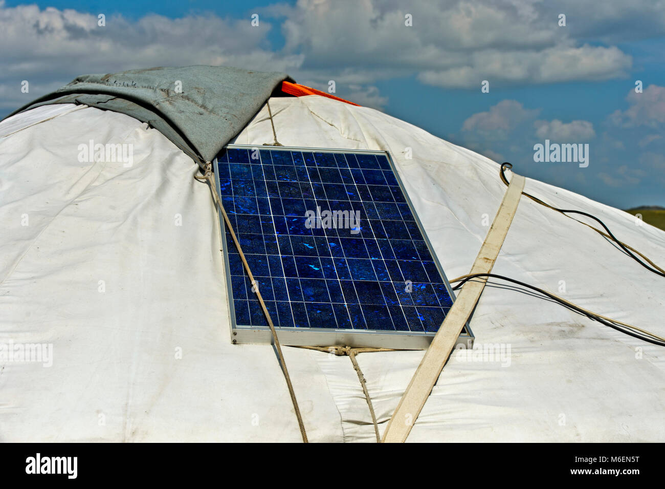 Pannello solare sul tetto di una yurt vicino a Erdenet, Mongolia Foto Stock