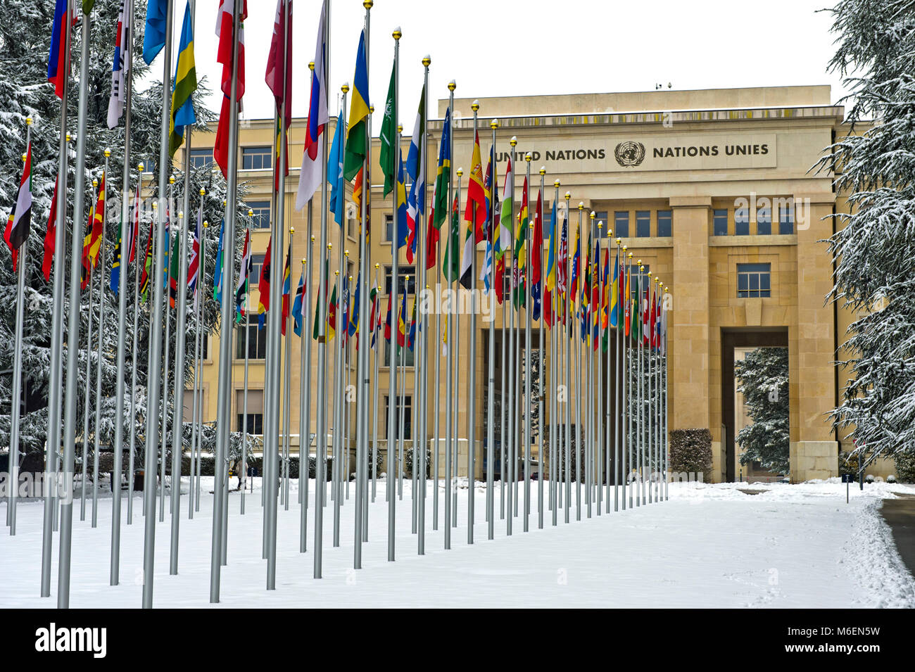 Snowcovered corte delle bandiere presso l Ufficio delle Nazioni Unite a Ginevra, ONU, Palais des Nations, in inverno, Ginevra, Svizzera Foto Stock