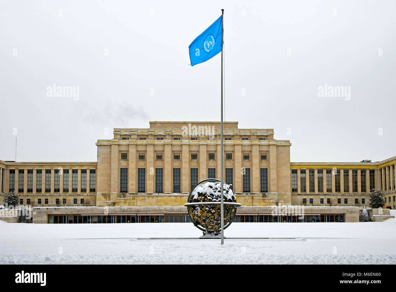 Celeste del Palais des Nations, sede europea delle Nazioni Unite, in inverno, Ginevra, Svizzera Foto Stock