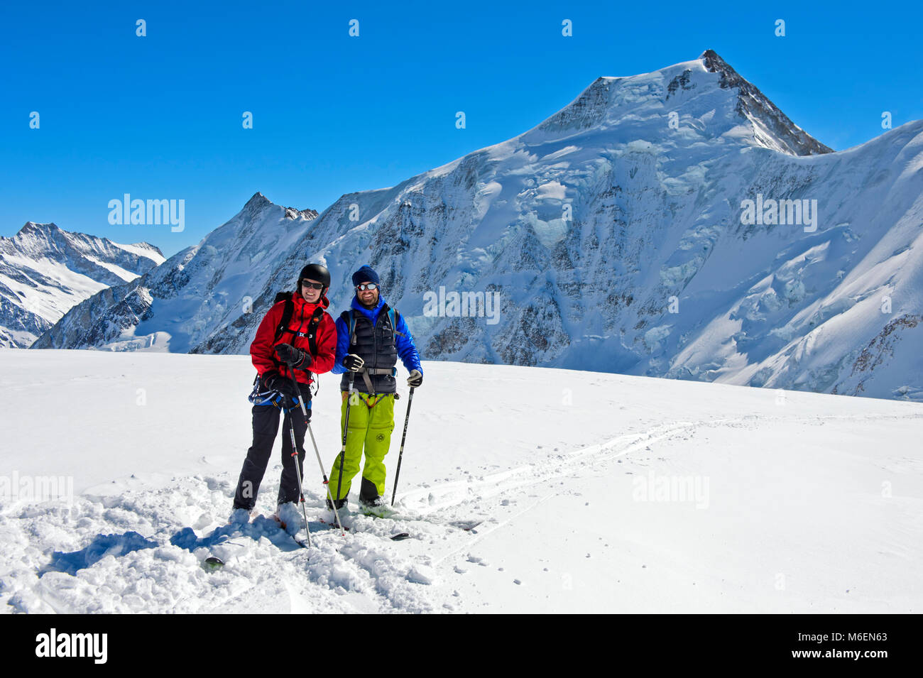 Due ski tourer al Loetschluecke davanti al picco Aletschhorn, Alpi Bernesi, Loetschental, Vallese, Svizzera Foto Stock