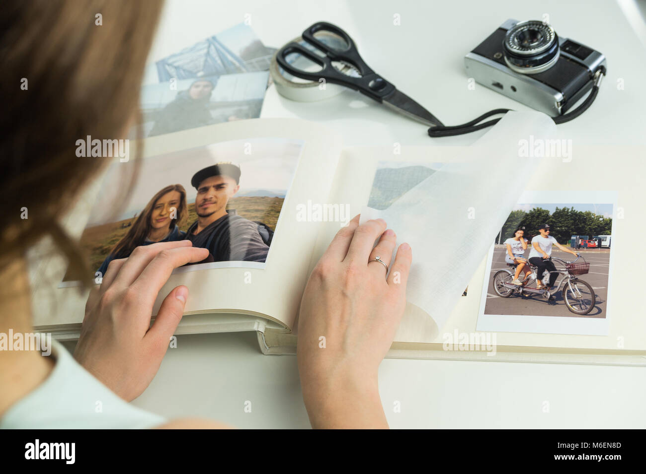 Giovani donne impegnate o sposati personturns pagine e seleziona le immagini per photoalbum Foto Stock