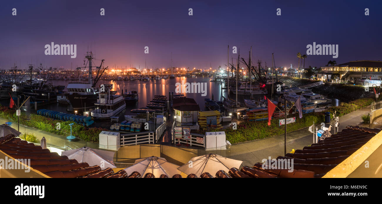 Scena panoramica di alba piovosa su Ventura Harbour Village shopping passerella come luci di mattina dare modo all'alba. Girato in Marzo 3, 2018 in California. Foto Stock