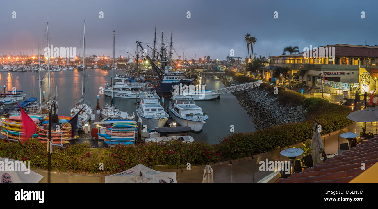 Vista panoramica del cielo nuvoloso e pioggia caduta lungo Ventura Harbour Village percorso a piedi all'alba con luci in barca. Girato in Marzo 3, 2018 in Californ Foto Stock