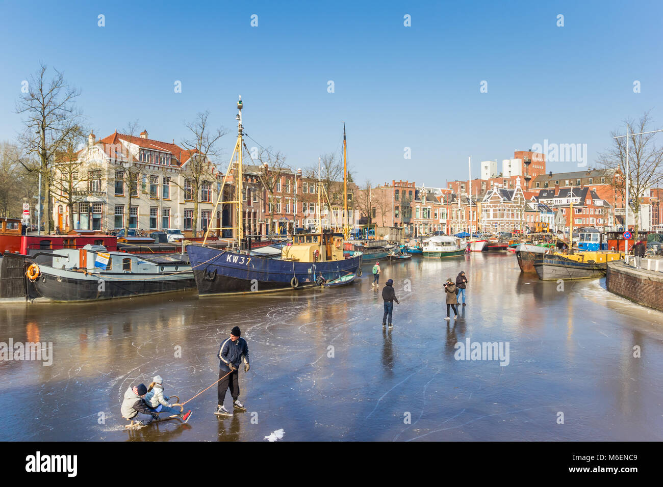 Il padre e i bambini su una slitta nel centro di Groningen, Olanda Foto Stock