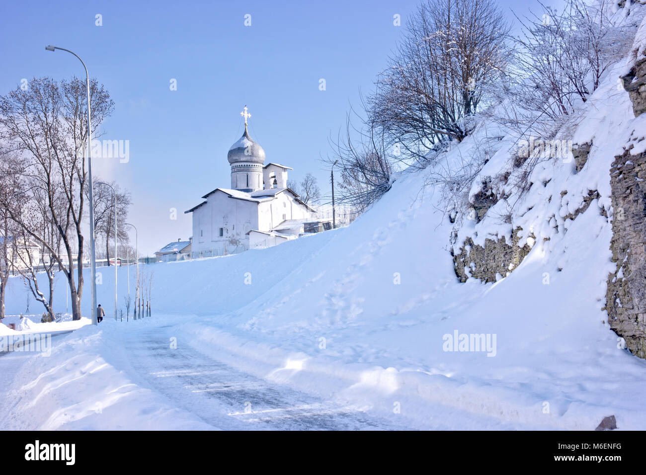 La città di Pskov. La chiesa di Pietro e Paolo dalla boa su una collina alta Foto Stock