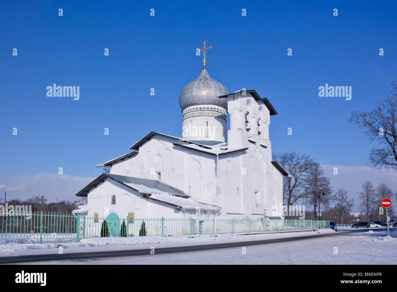 La città di Pskov. La chiesa di Pietro e Paolo dalla boa su una collina alta Foto Stock