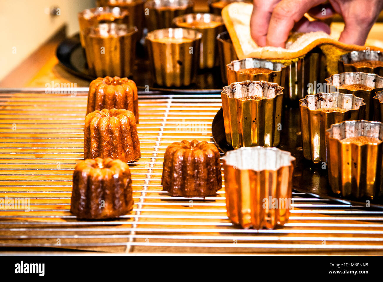 Cannele Pasticceria francesi. Preparazione di una specialità bretone Foto Stock