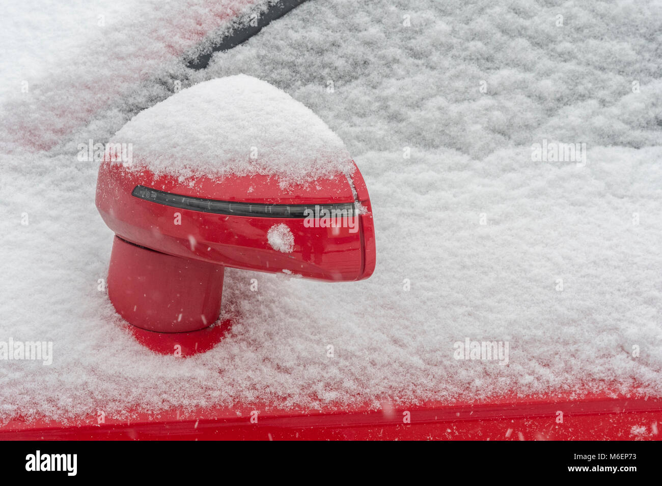 Coperta di neve specchietto laterale durante il 2018 Bestia da est vortice polare condizioni della neve che ha causato problemi molto diffuso per pendolari e viaggi. Foto Stock