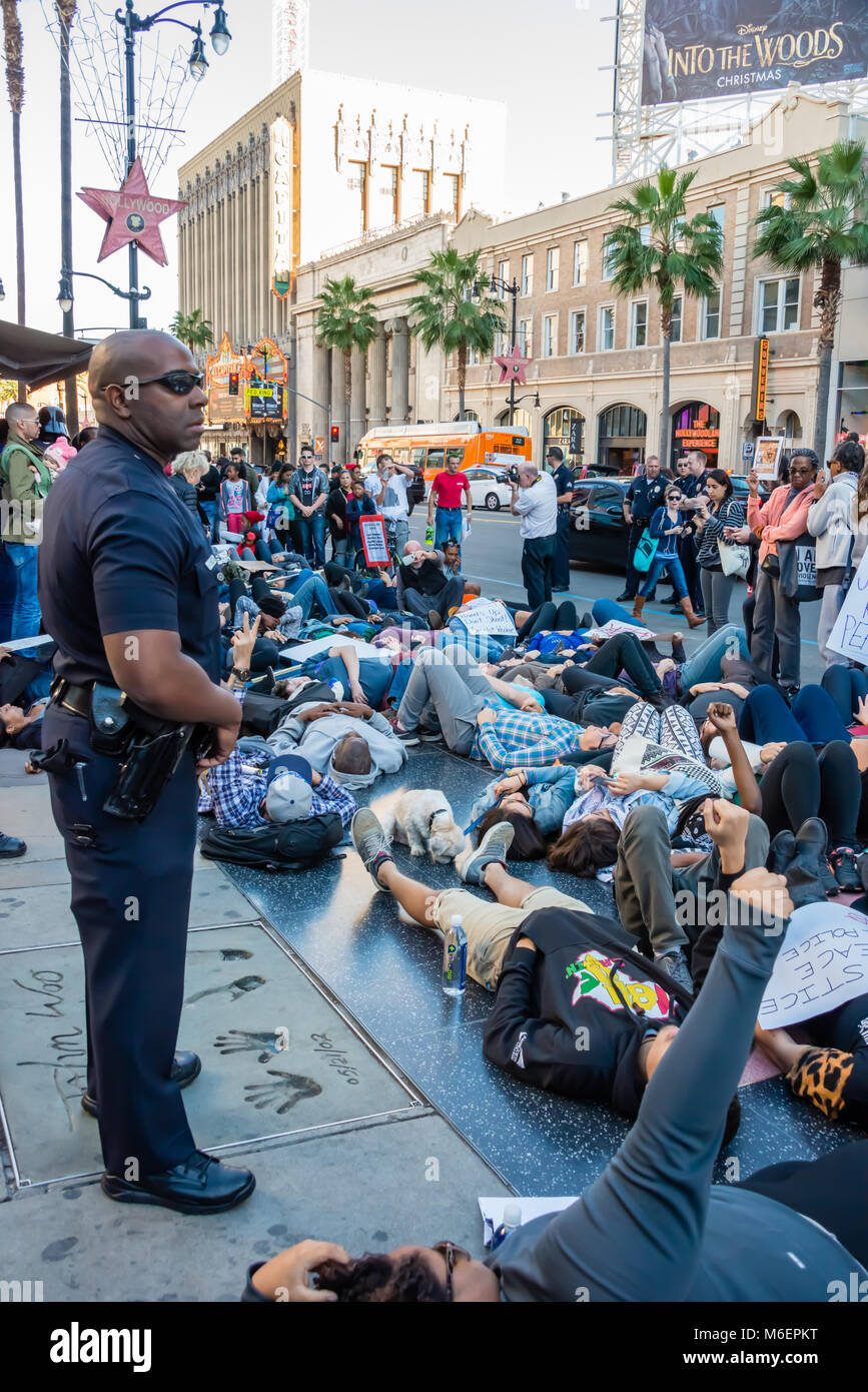 Giacciono in dimostrazione di protesta brutalità della polizia, Hollywood, California. Verticale. Foto Stock