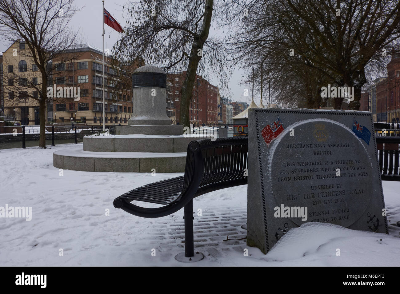 Vista della Marina Mercantile Associazione memorial Bristol ricoperta di neve dalla tempesta Emma Foto Stock