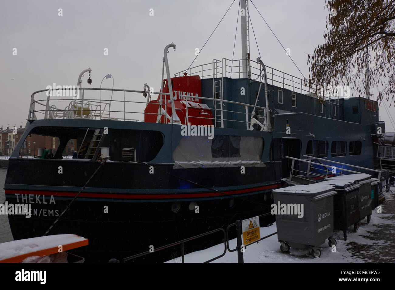 Vista di poppa del Thekla club di Bristol, nella neve da tempesta Emma Foto Stock