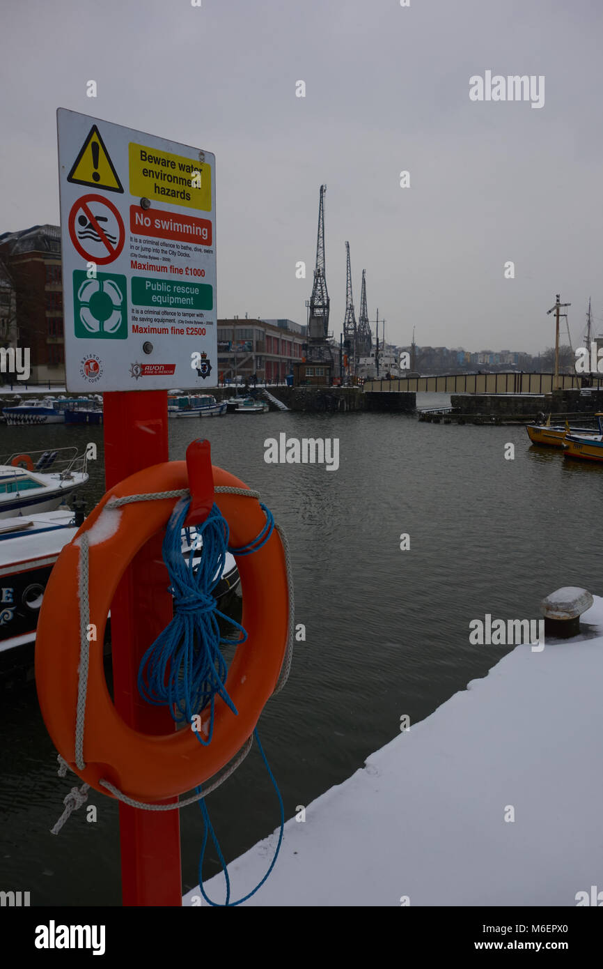 Un soccorso pubblico anello di flottazione si affaccia il Prince Street ponte girevole a Bristol, in neve da tempesta Emma Foto Stock