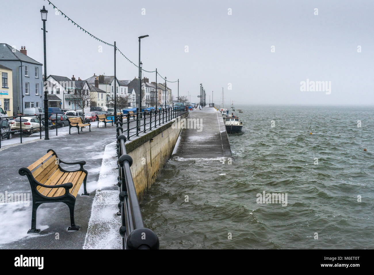 Il Quayside deserte a Appledore in North Devon è spazzato con una spolverata di neve durante una grave serie di tempeste invernali per colpire la contea Foto Stock