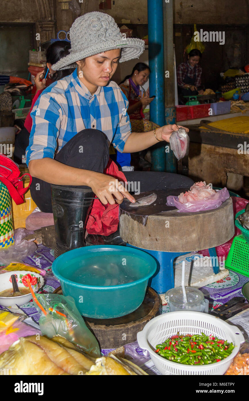 Ragazza, fornitore di pesce, il vecchio mercato, Siem Reap, Cambogia Foto Stock