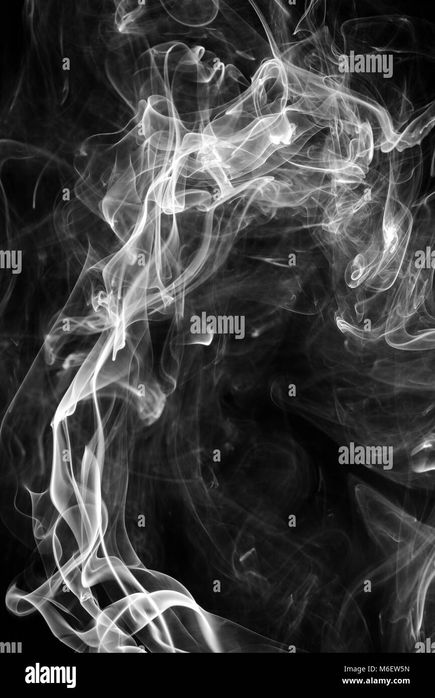 Abstract del fumo da incane su sfondo nero. Foto Stock