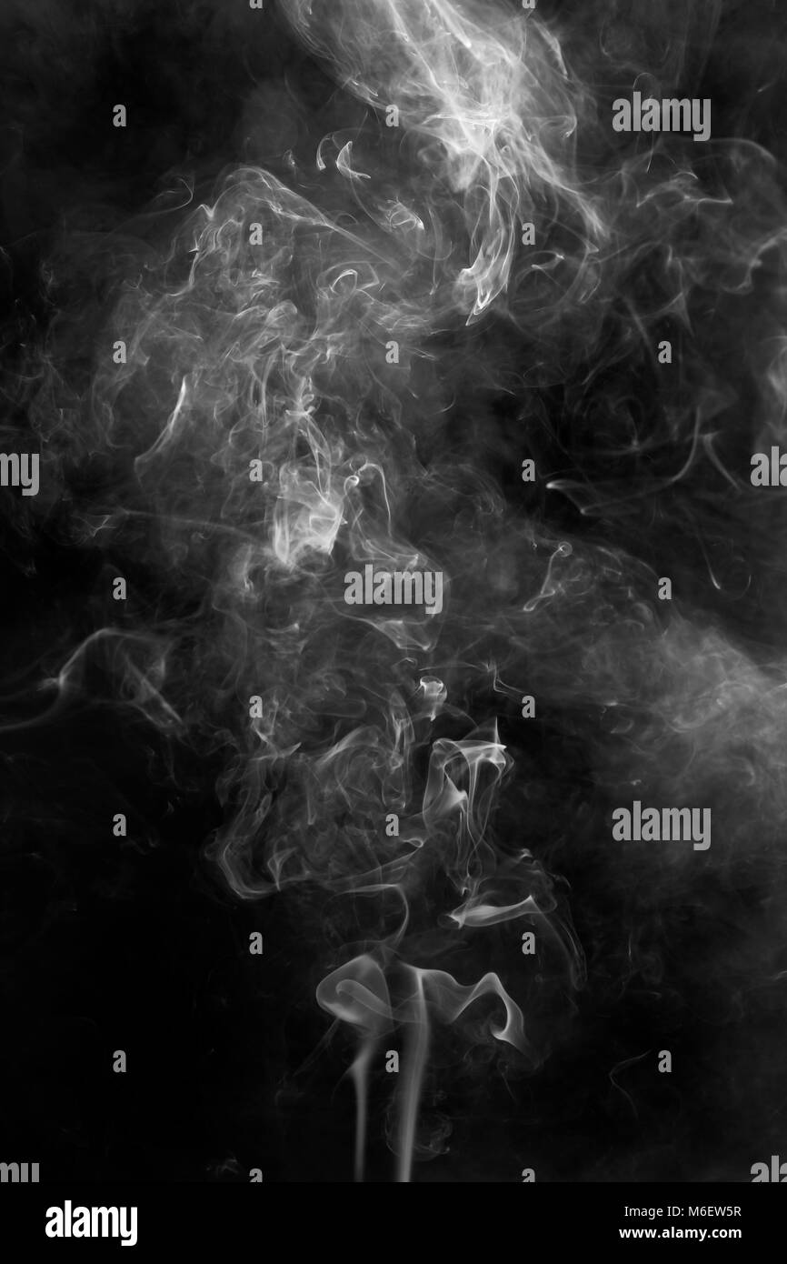 Abstract del fumo da incane su sfondo nero. Foto Stock