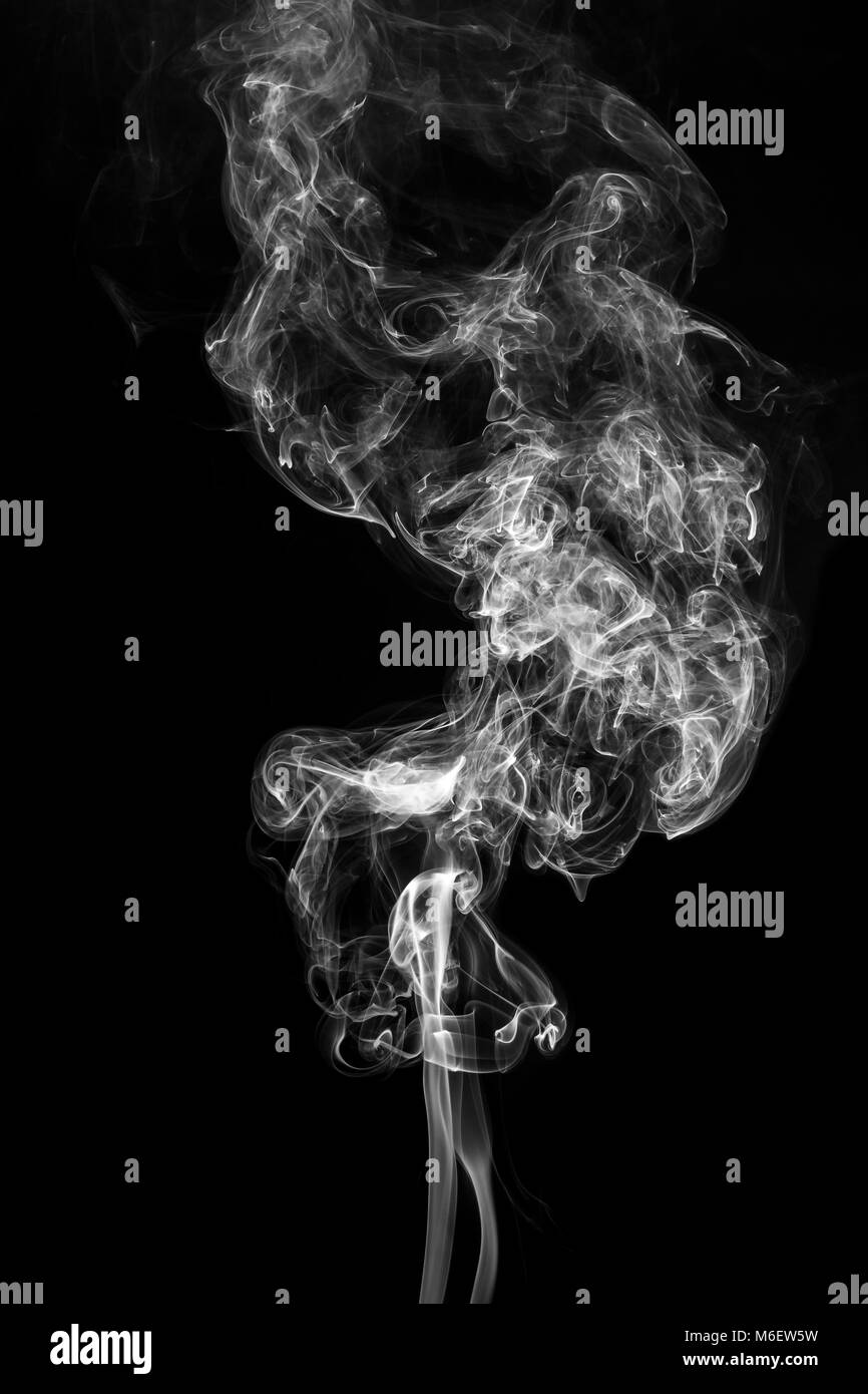 Abstract del fumo da incane su sfondo nero. Foto Stock