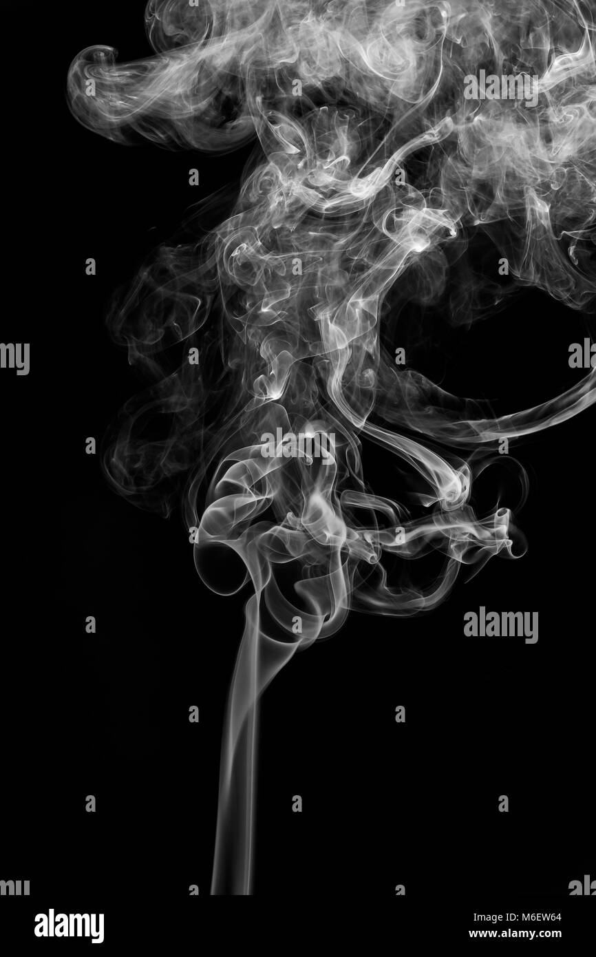 Abstract del fumo da incane su sfondo nero. Foto Stock