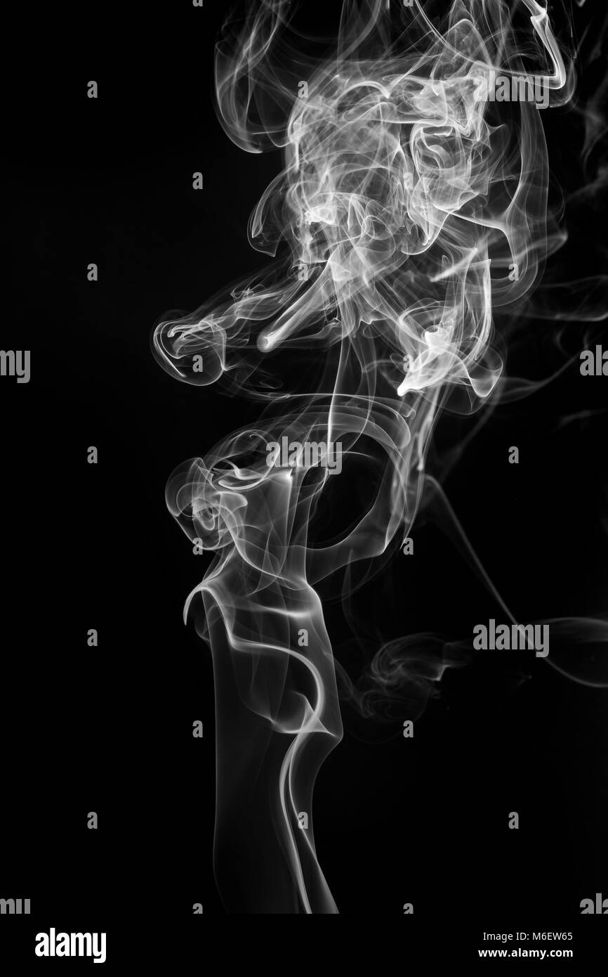 Abstract del fumo da incane su sfondo nero. Foto Stock