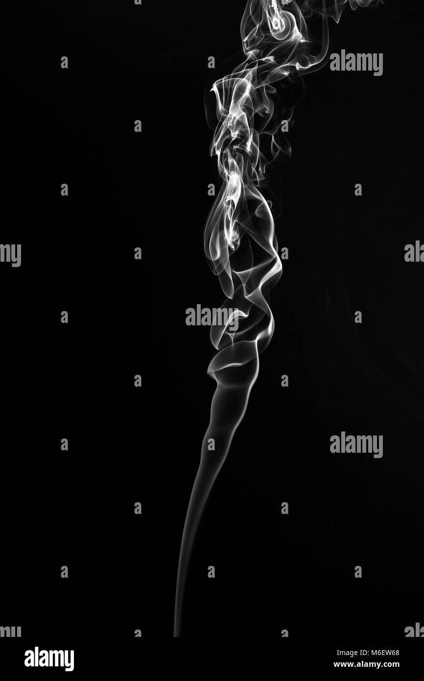 Il fumo proveniente da incane su sfondo nero. Foto Stock