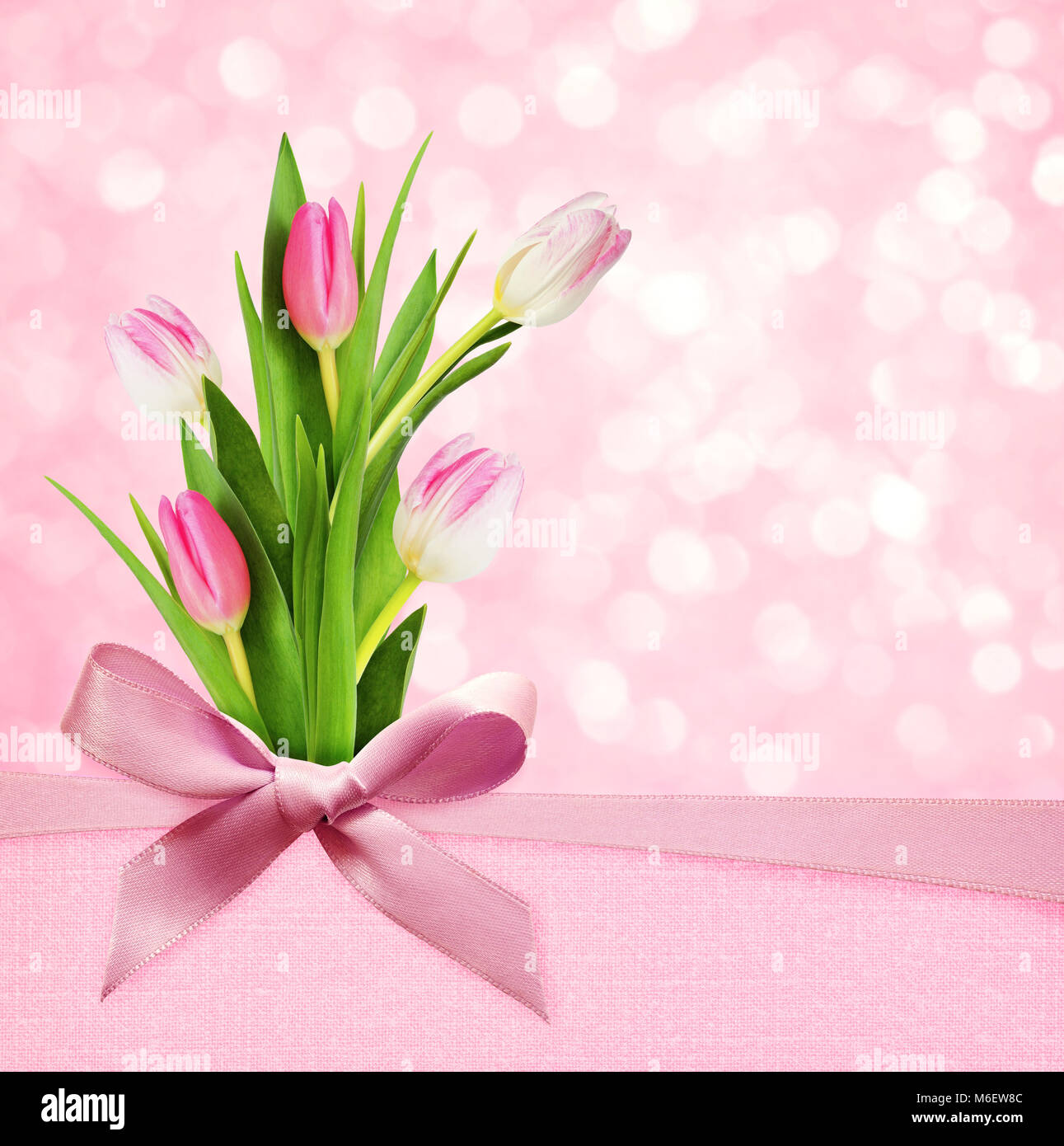 Vacanza rosa bokeh sfondo con seta e prua tulip bouquet di fiori Foto Stock