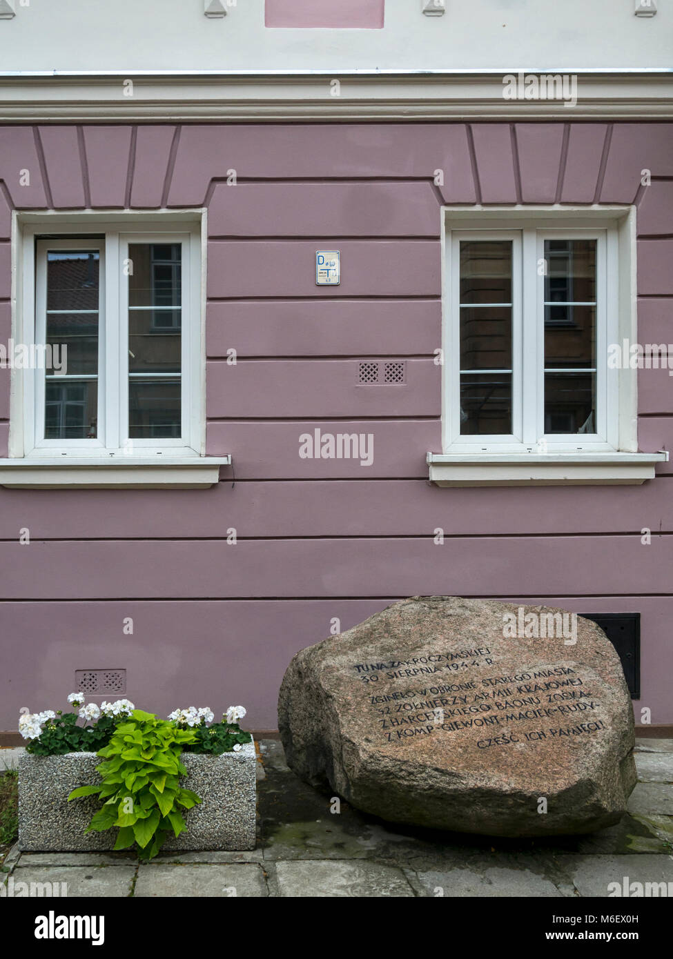 VARSAVIA, POLONIA - 20 GIUGNO 2016: Una delle tante targhe che commemorano gli eventi della rivolta di Varsavia del 1944 nel WW2 Foto Stock