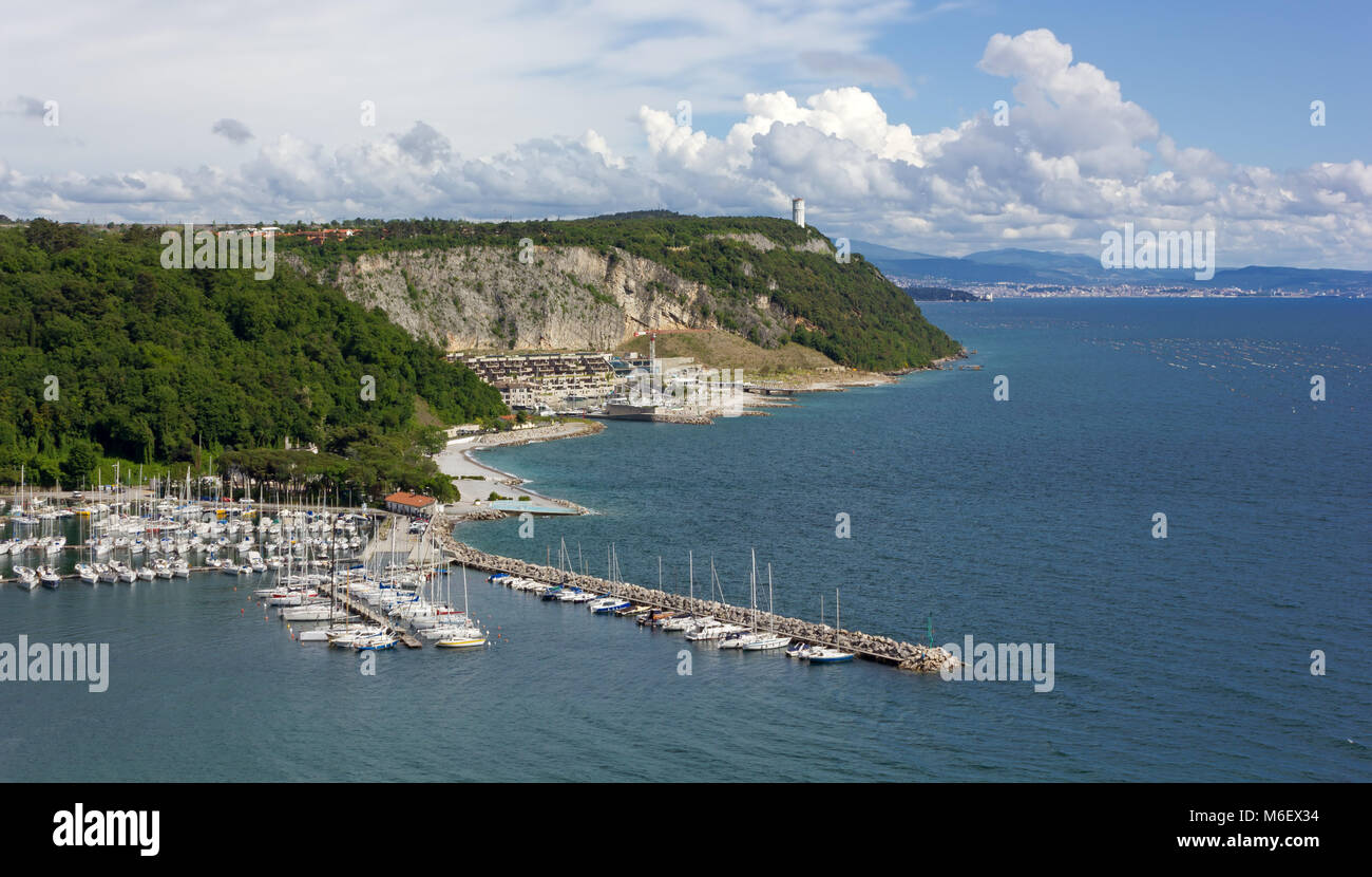 La baia di Sistiana marina e costiera in direzione Trieste, Italia, in un pomeriggio di primavera Foto Stock