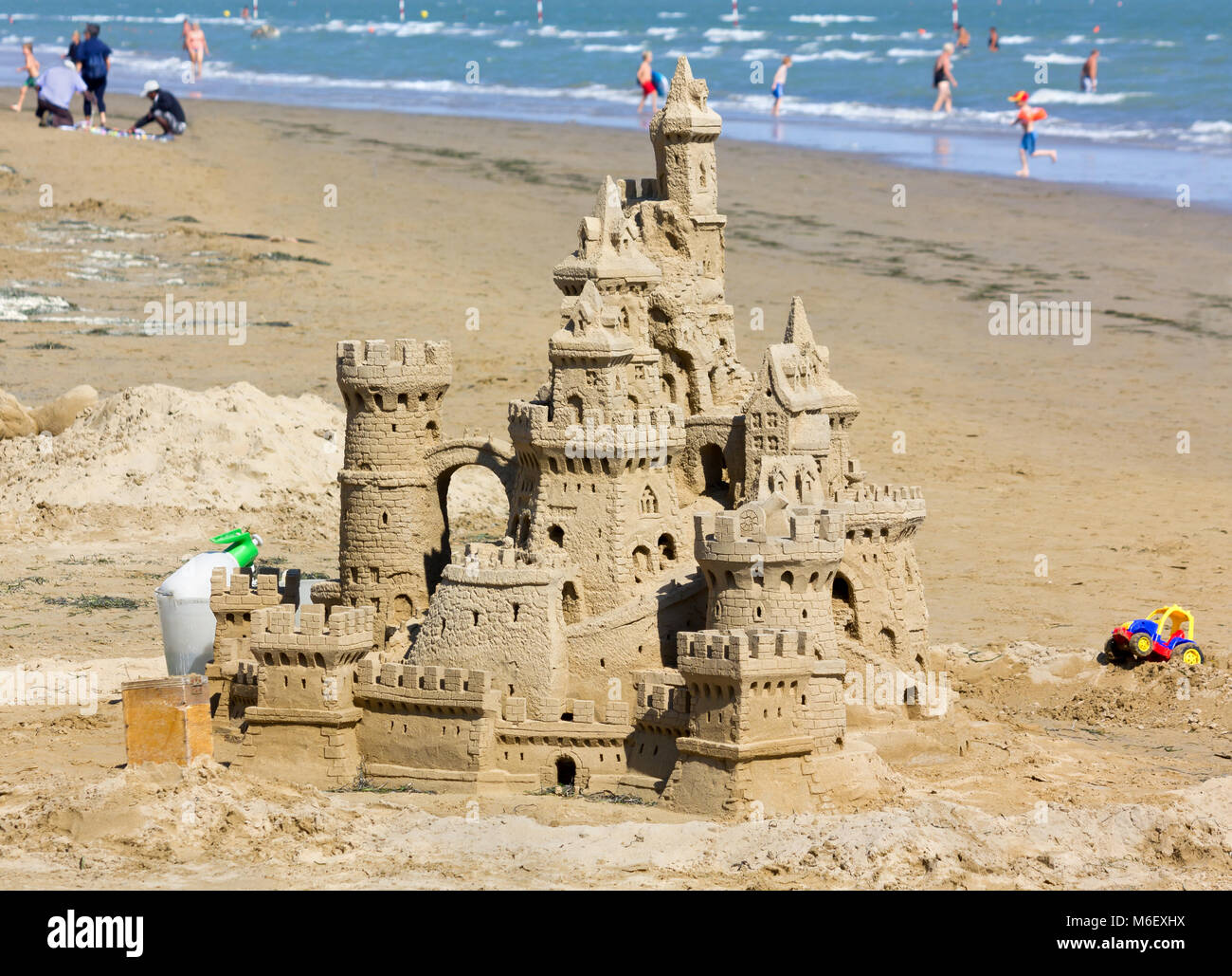 Molto complessa e dettagliata castello di sabbia sulla spiaggia Foto Stock
