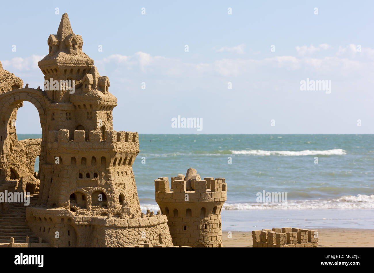 Molto complessa e dettagliata castello di sabbia sulla spiaggia Foto Stock