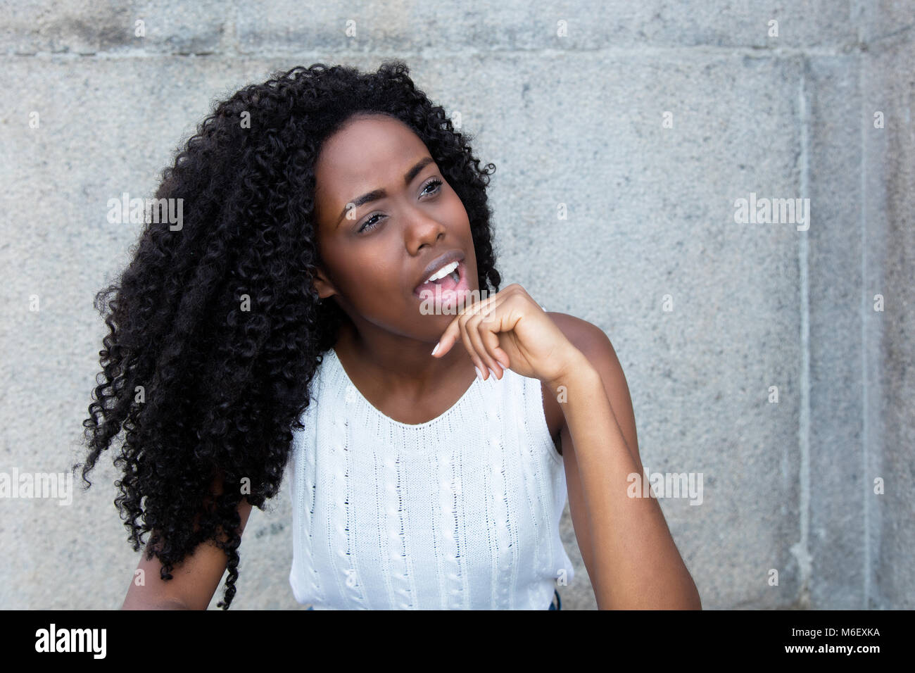 Il pensiero americano africano donna con ricci capelli neri outddors Foto Stock