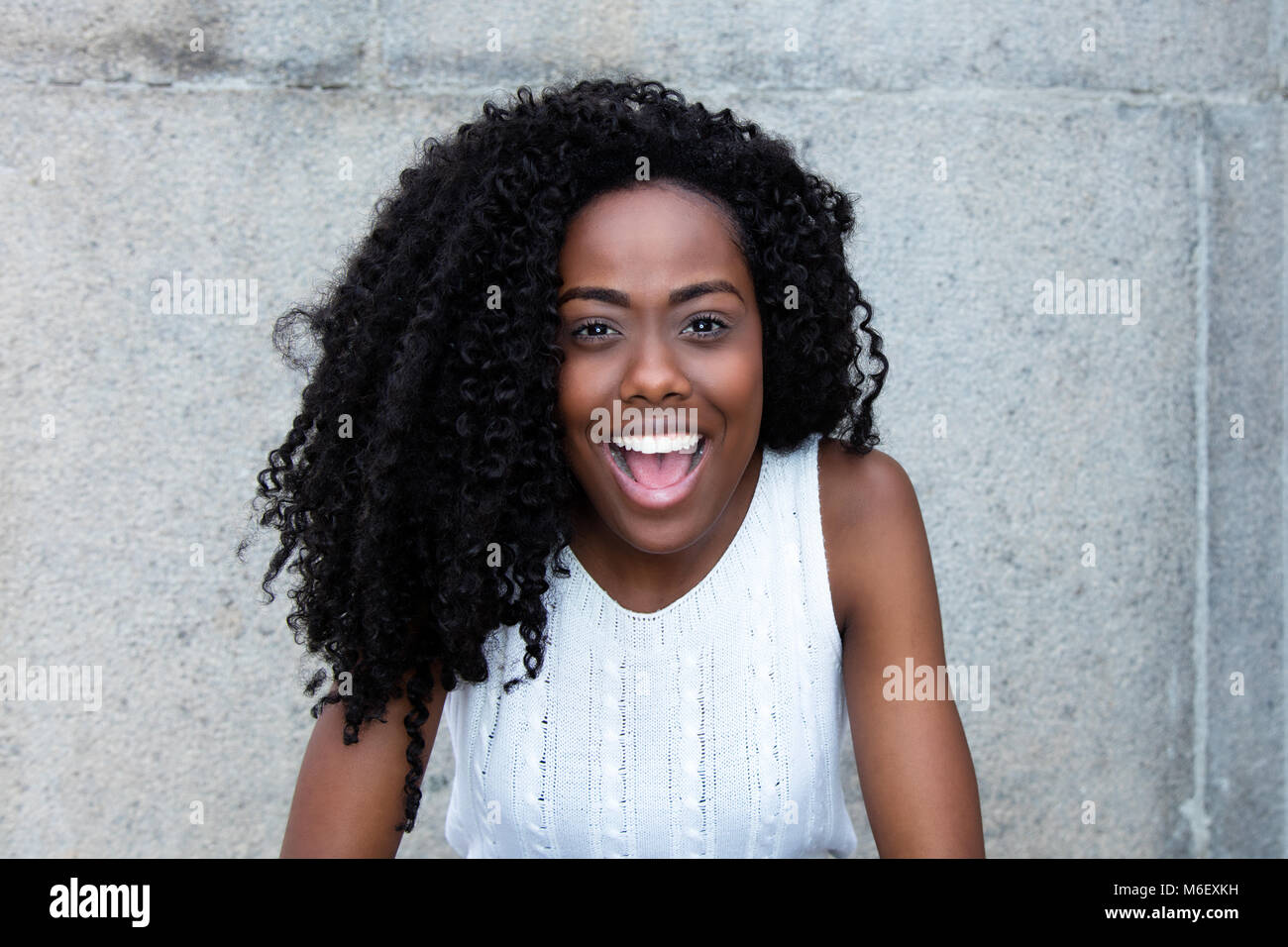 Bella americano africano donna con ricci capelli neri guardando la fotocamera Foto Stock