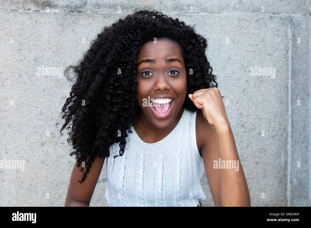 Il tifo americano africano donna con ricci capelli neri outddors Foto Stock