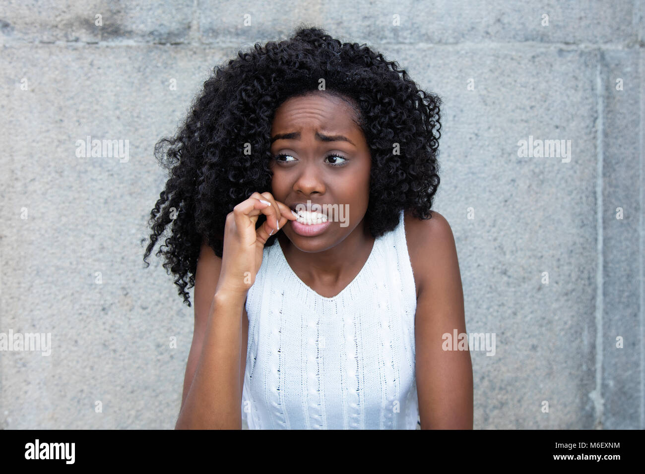 Nevrotica americano africano donna all'aperto Foto Stock