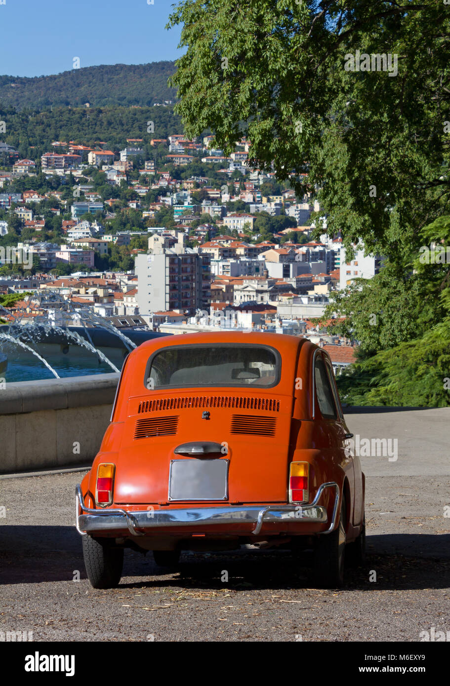 Rosso italiano economia Vintage auto su San Giusto Hill a Trieste, Italia  Foto stock - Alamy