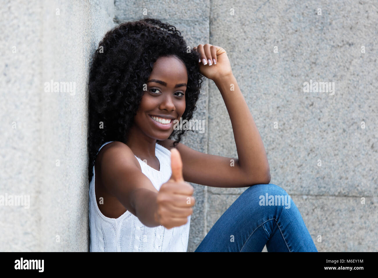 Il successo americano africano donna all'esterno guardando la fotocamera Foto Stock